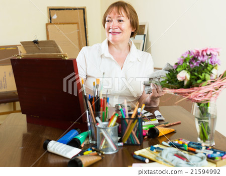 Elderly artist in the process of painting 21594992