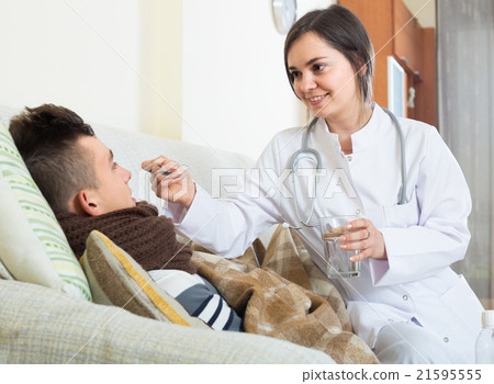 doctor examinating teen boy with quinsy at home 21595555
