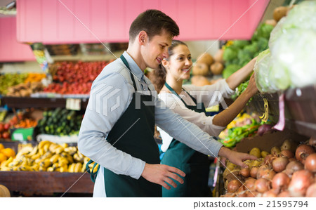 workers selling fresh fruits 21595794