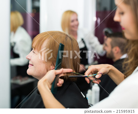 Barber makes the cut for woman 21595915