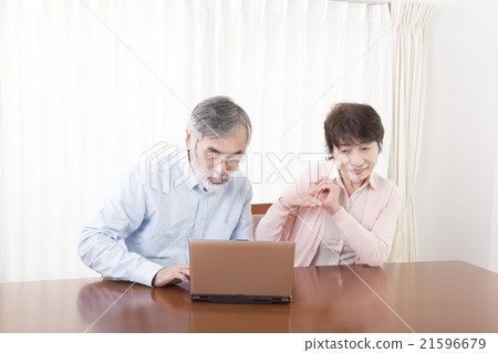 談論資深的夫婦,當演奏個人計算機互聯網購物 談論資深的夫婦,當演奏個人計算機互聯網購物 21596679