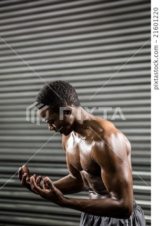Shirtless man shouting 21601220