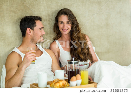 Young couple having breakfast on bed 21601275