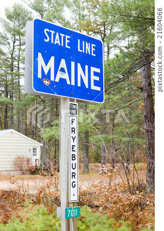 sign on the border of New Hampshire and Maine, USA sign on the border of New Hampshire and Maine, USA 21604066