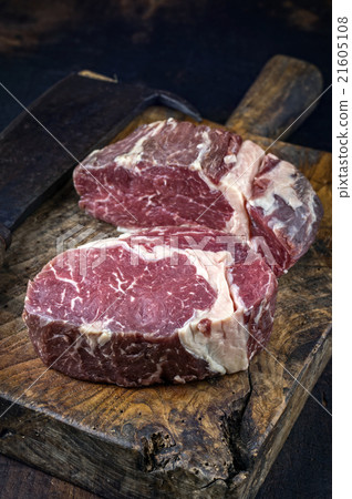 Dry aged Entrecote on old Cutting Board 21605108