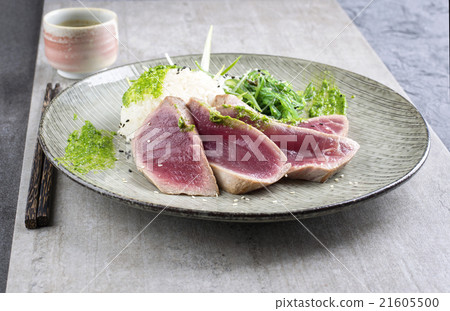 Tuna Tataki with Wakame and Rice 21605500