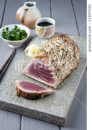 Tuna Steak with Wakame on Tray 21605502