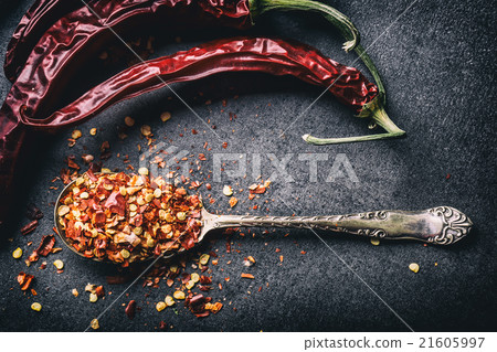 圖庫照片: chili. chili peppers. several dried chilli peppers