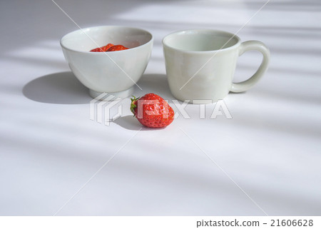 草莓和杯子 21606628