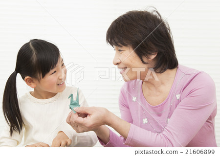 折疊摺紙孫子和祖母女孩高級摺紙 折疊摺紙孫子和祖母女孩高級摺紙 21606899