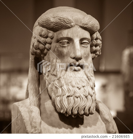 Head and shoulders detail of the ancient sculpture 21606985