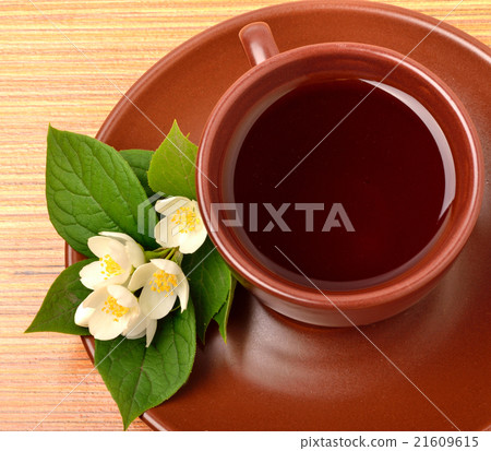 Tea in cup with jasmine flower on the wood 21609615