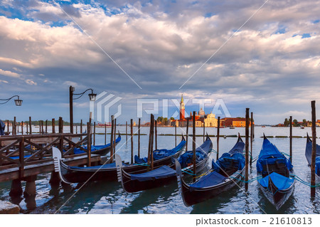 Gondolas at twilight in Venice lagoon, Italia Gondolas at twilight in Venice lagoon, Italia 21610813