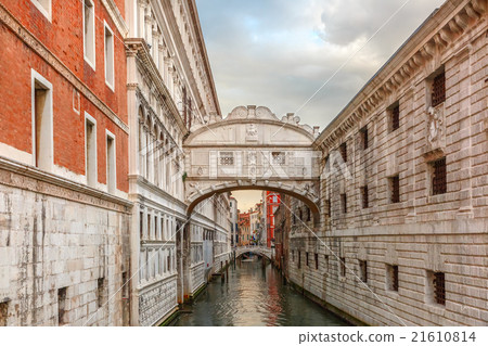 Bridge of Sighs in Venice, Italy 21610814