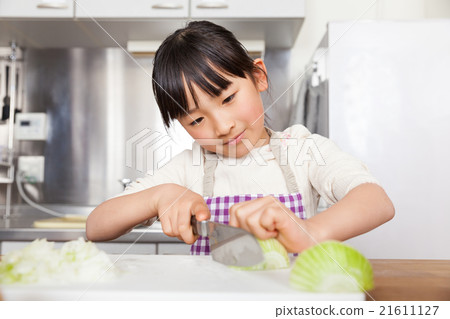 Elementary school girl who dusts onions Elementary school girl who dusts onions 21611127