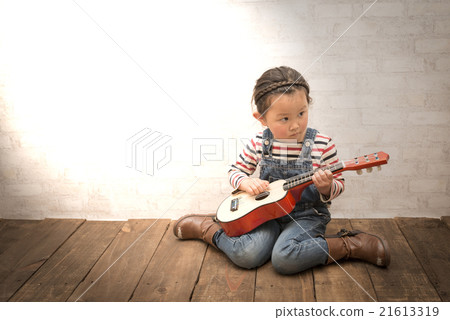 Girl playing guitar Girl playing guitar 21613319