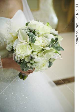  Bride with a bouquet 21613911