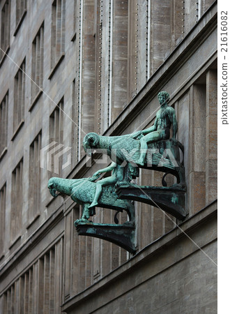 Sculpture on facade 21616082