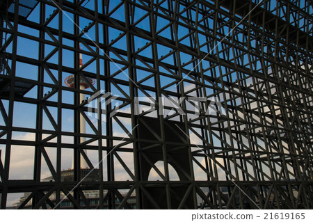 射擊在JR京都駐地前面的京都塔在Shimogyo-ku,京都市 射擊在JR京都駐地前面的京都塔在Shimogyo-ku,京都市 21619165