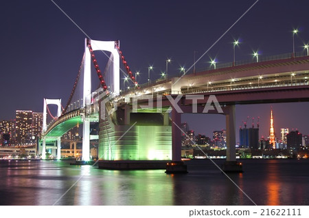 從Daeba公園(第三Daiba歷史公園)採取的彩虹橋的夜景 從Daeba公園(第三Daiba歷史公園)採取的彩虹橋的夜景 21622111