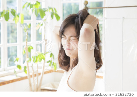 The woman in the bedroom　 21622720