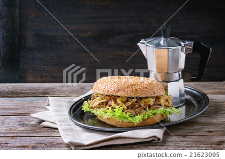 Bagel with stew and fried onion Bagel with stew and fried onion 21623095