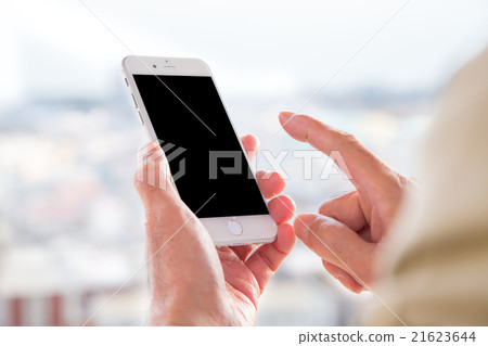 Urban landscape Grandpa's hand Handling smartphone Grandpa who operates a senior smartphone 21623644