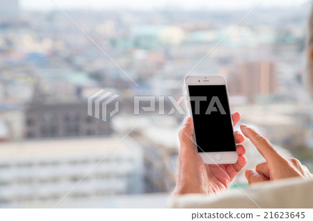 Urban landscape Grandpa's hand Handling smartphone Grandpa who operates a senior smartphone Urban landscape Grandpa's hand Handling smartphone Grandpa who operates a senior smartphone 21623645