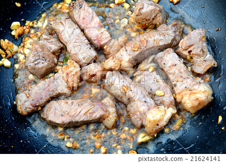 piece of meat fired with garlic 21624141