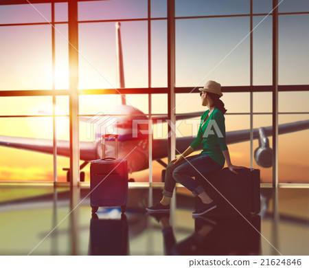 woman looks at a plane 21624846