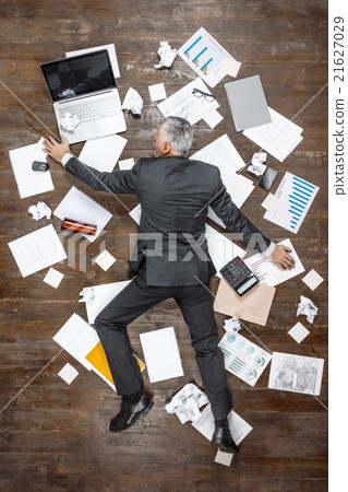 Top view photo of senior businessman on wooden 21627029