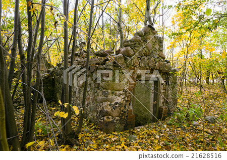 the ruins of an old building   21628516