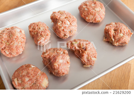 Preparation of crumpled hamburger steak Preparation of crumpled hamburger steak 21629200