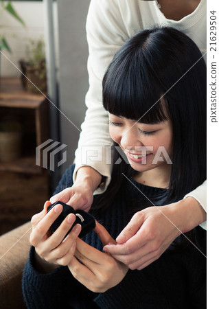 A woman who receives a present and smiles 21629504