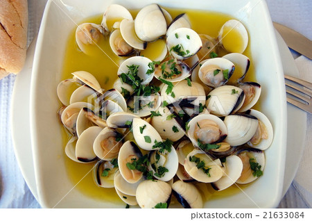 Mussels with herbs in butter on a square plate Mussels with herbs in butter on a square plate 21633084