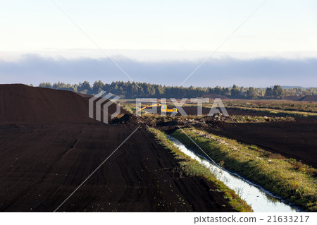 extraction of peat   21633217