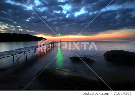wooden jetty on beach 21634195