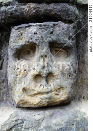 Bizarre Stone Heads - Rock Sculptures Bizarre Stone Heads - Rock Sculptures 21634412