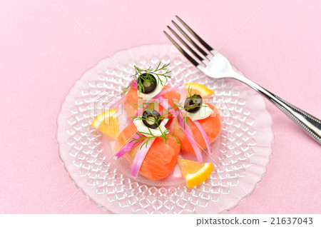 熏鮭魚+扇貝生牛肉片冷開胃小菜，奶油芝士和紫洋蔥和黑橄欖。 21637043