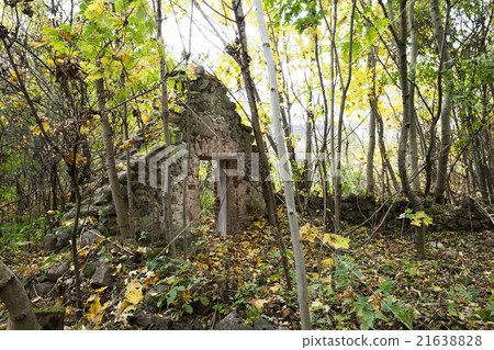the ruins of an old building   21638828
