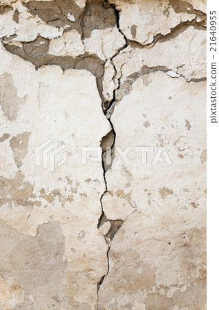 the collapsing wall   21640955