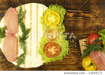 pita bread, bacon, tomatoes - sandwich ingredienty 21644171