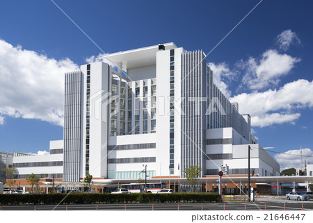 在仙台市立醫院的晴朗的天空照耀的白色特徵外牆外觀在日本東部大地震之後完成了完成 在仙台市立醫院的晴朗的天空照耀的白色特徵外牆外觀在日本東部大地震之後完成了完成 21646447