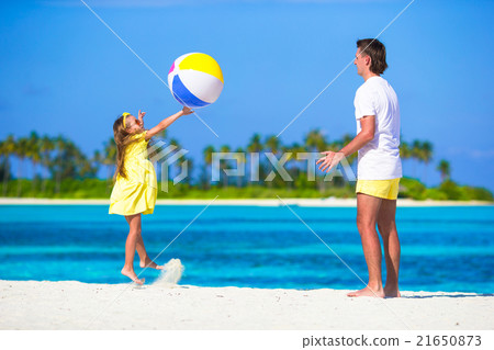 Happy father and daughter running on the beach 21650873