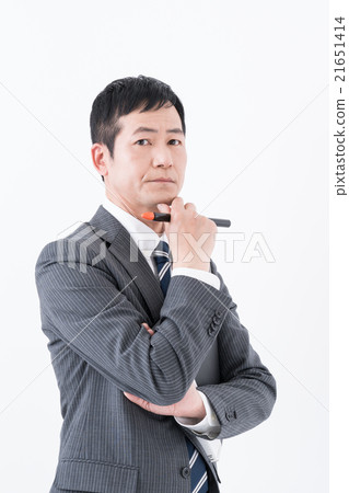 A man who thinks putting her hands on his chin 21651414