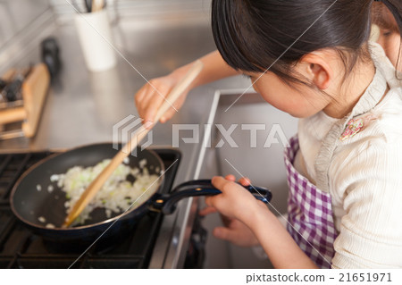 Elementary school girl frying onion onion 21651971