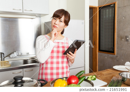 Housewife losing while watching the tablet 21651991