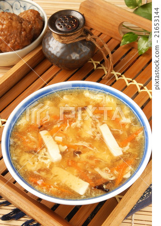 Hot and  sour soup 21653144
