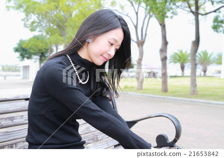 Young lady with straight long hair 21653842