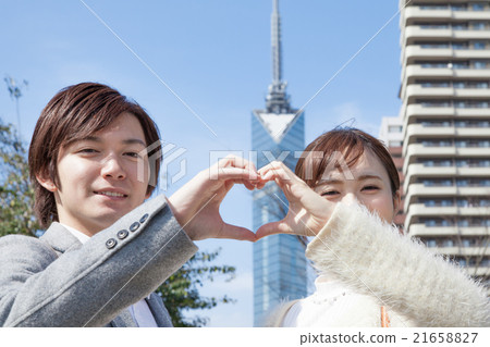 約會在福岡塔的年輕人和婦女 約會在福岡塔的年輕人和婦女 21658827